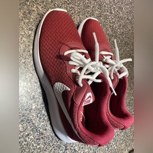 Women’s Nike Tanjun Shoe - Maroon and White- Size 8 - NWOT